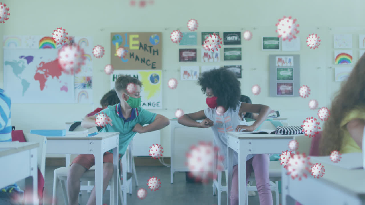 코로나19 세포는 얼굴 마스크를 착용한 두 소년이 팔꿈치에 손을 대고 서로 인사하는 것에 대항합니다.