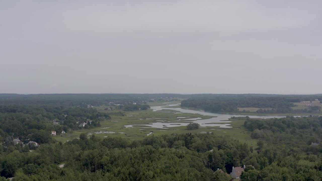 drone volando sobre el barrio con pantano en el fondo en scarborough, maine