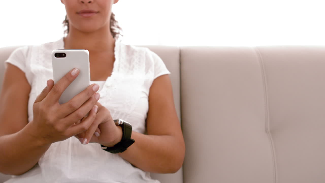 mujer embarazada enviando un mensaje de texto