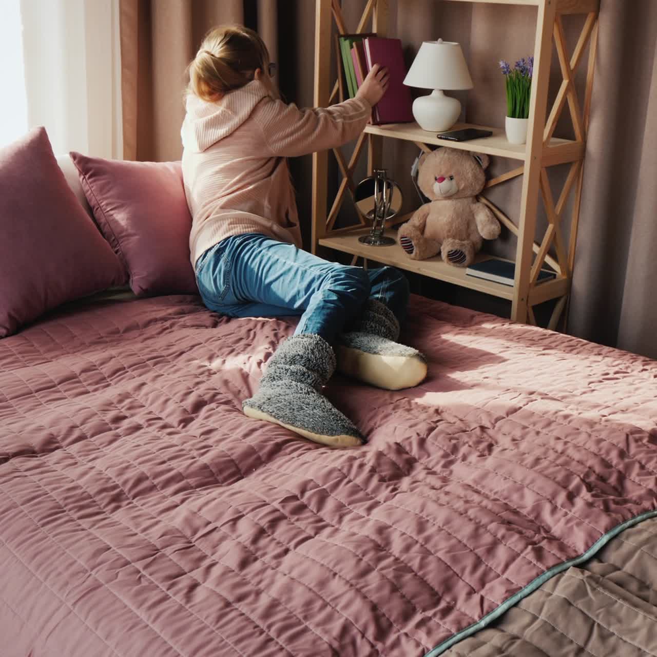 Il bambino cerca qualcosa mentre è a casa in quarantena