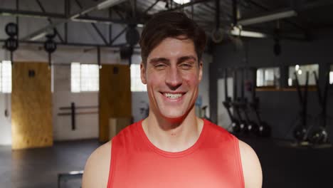 retrato de un hombre atlético caucásico sonriendo a la cámara