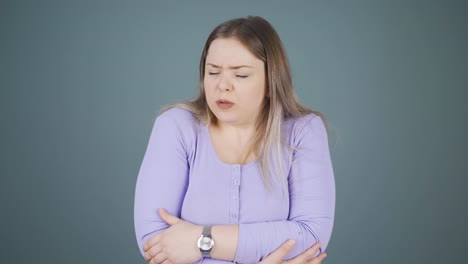 Mujer-Joven-Fría-Y-Temblorosa.