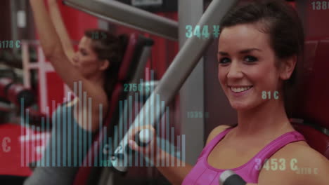 animación del procesamiento de datos financieros sobre una mujer caucásica haciendo ejercicio en el gimnasio