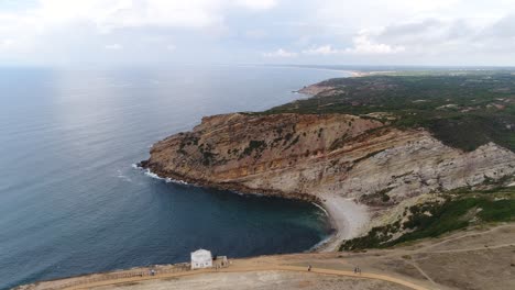 Sommerstrandlandschaft-Sesimbra-Portugal