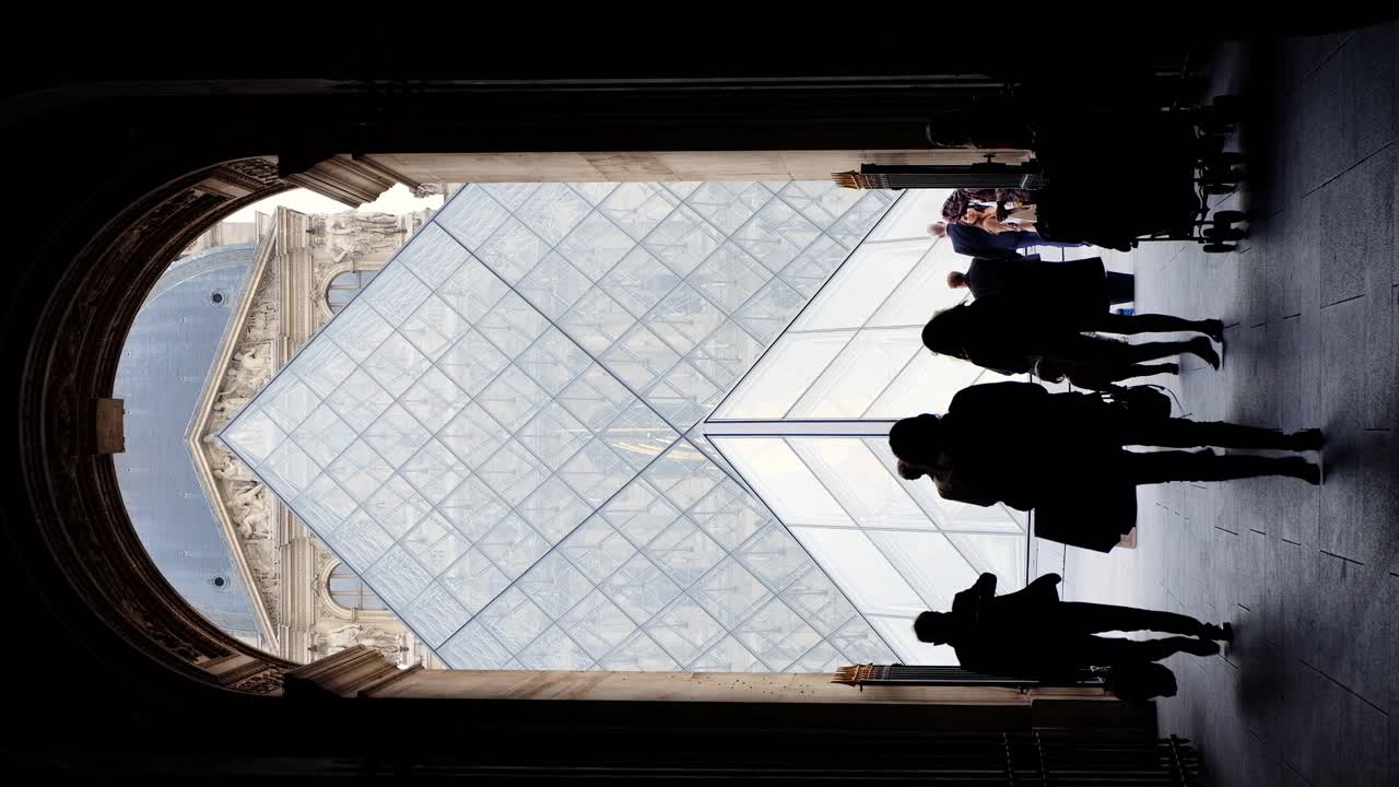 Parigi, Francia - 21 novembre 2021: vista frontale del Museo del Louvre con la piramide, in pieno giorno. Verticale