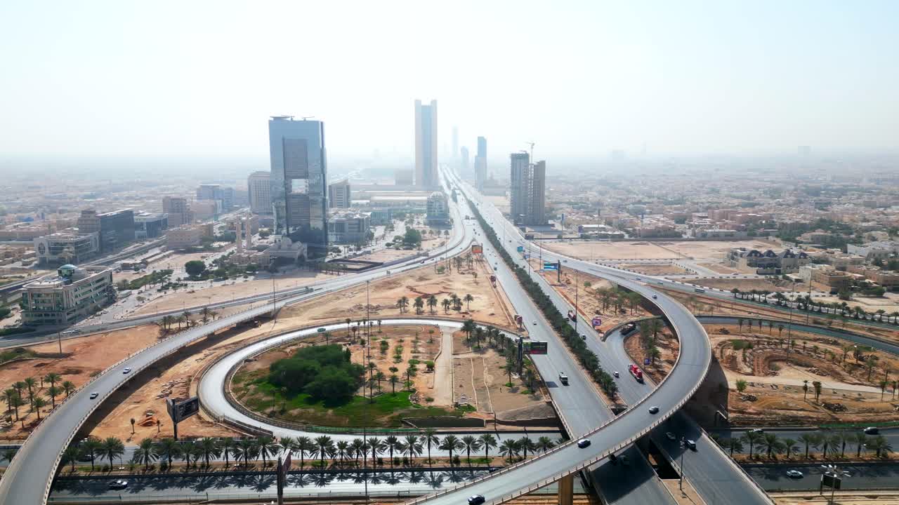 coches aéreos timelapse conduciendo por la carretera a través del desierto en oriente medio
