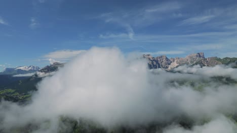 imágenes aéreas de un avión no tripulado volando a través de las nubes girando lentamente a la derecha revelando el pico sass de putia