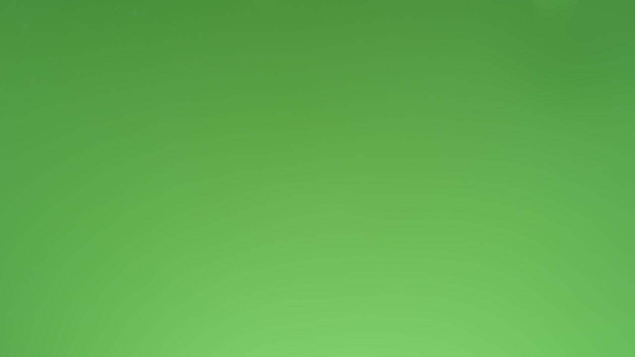 pepino caído en el agua haciendo burbujas y hundiéndose en fondo verde, cámara lenta y macro