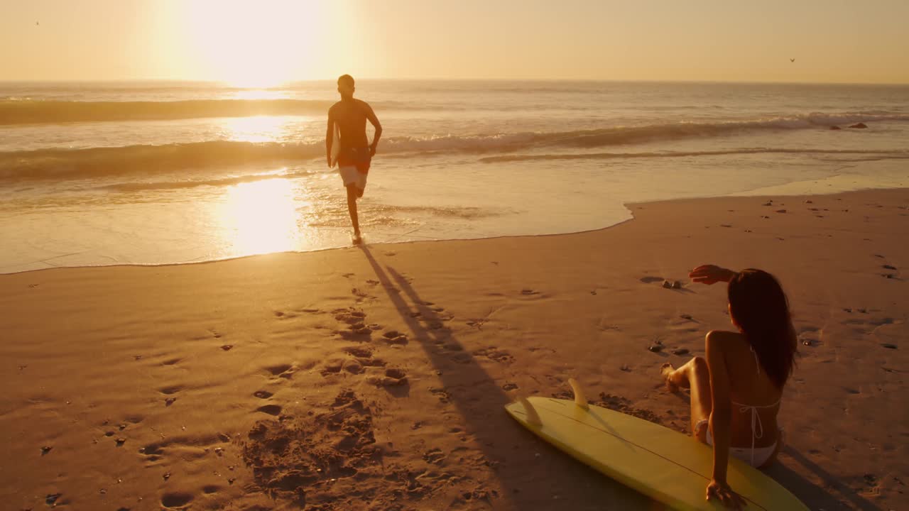 um jovem casal à beira-mar