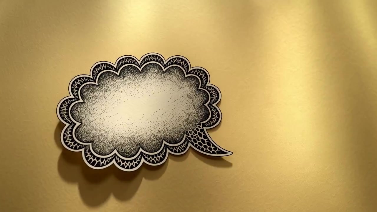 Fumetto vuoto smerlato con bordo intricato in inchiostro nero si muove costantemente verso destra su una superficie dorata, mentre il cambio di posizione e l'ombra proiettata rivelano una profondità a strati di carta ritagliata