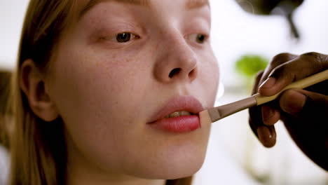 mujer preparándose antes del ensayo