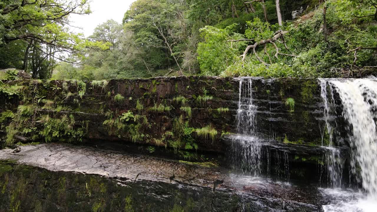 자연 개념 - 바위 위로 계단식으로 흐르는 아름다운 폭포의 편안한 장면