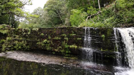 concepto de naturaleza - escena relajante de una hermosa cascada que cae sobre rocas