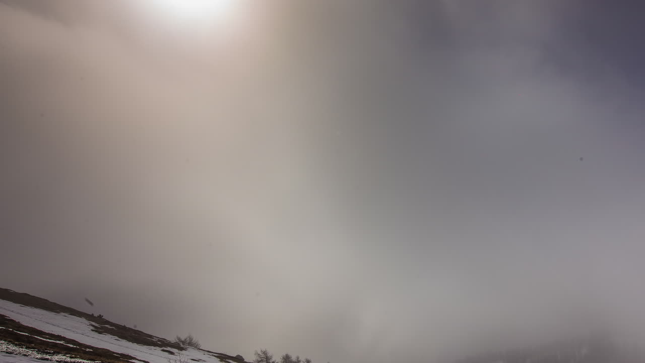 niebla espesa y densa llena el valle debajo de los picos de las montañas - lapso de tiempo