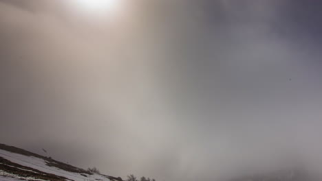 Niebla-Espesa-Y-Densa-Llena-El-Valle-Debajo-De-Los-Picos-De-Las-Montañas---Lapso-De-Tiempo