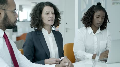 personas de negocios profesionales discutiendo el proyecto
