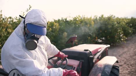 granjero rocíe insecticida, pesticida, pesticidas o insecticidas rociando en limoneros campo agrícola en españa