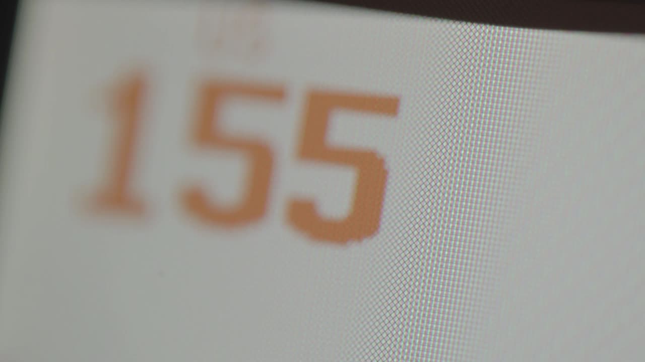 крупный план экрана кардиомонитора, снимающего показания для ребенка в животе беременной женщины