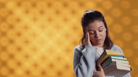 mujer que siente dolor de migraña por los libros de texto necesarios para la tarea
