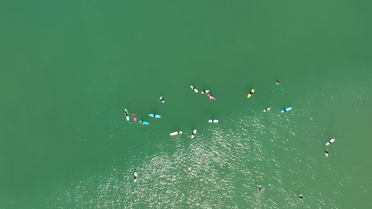 surfistas esperando olas en longboards filmados verticalmente con un dron, les estagnots francia
