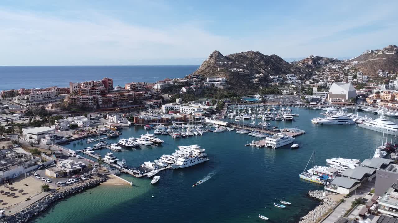 vista aérea de cabo san lucas marina en tiempo soleado y barcos atracados