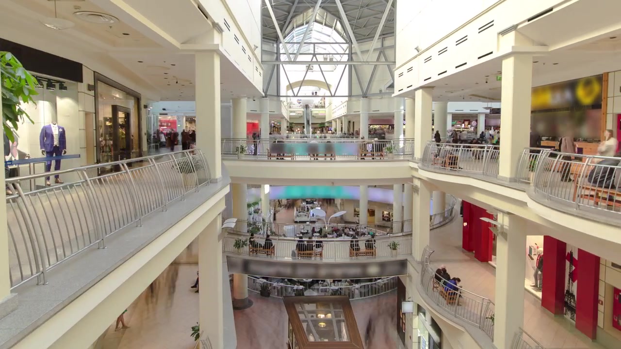 Centro comercial con atrio interior en la calle Zemlyanoy Val, anillo Sadóvoye en Moscú, timelapse hyperlapse ojo de pez
