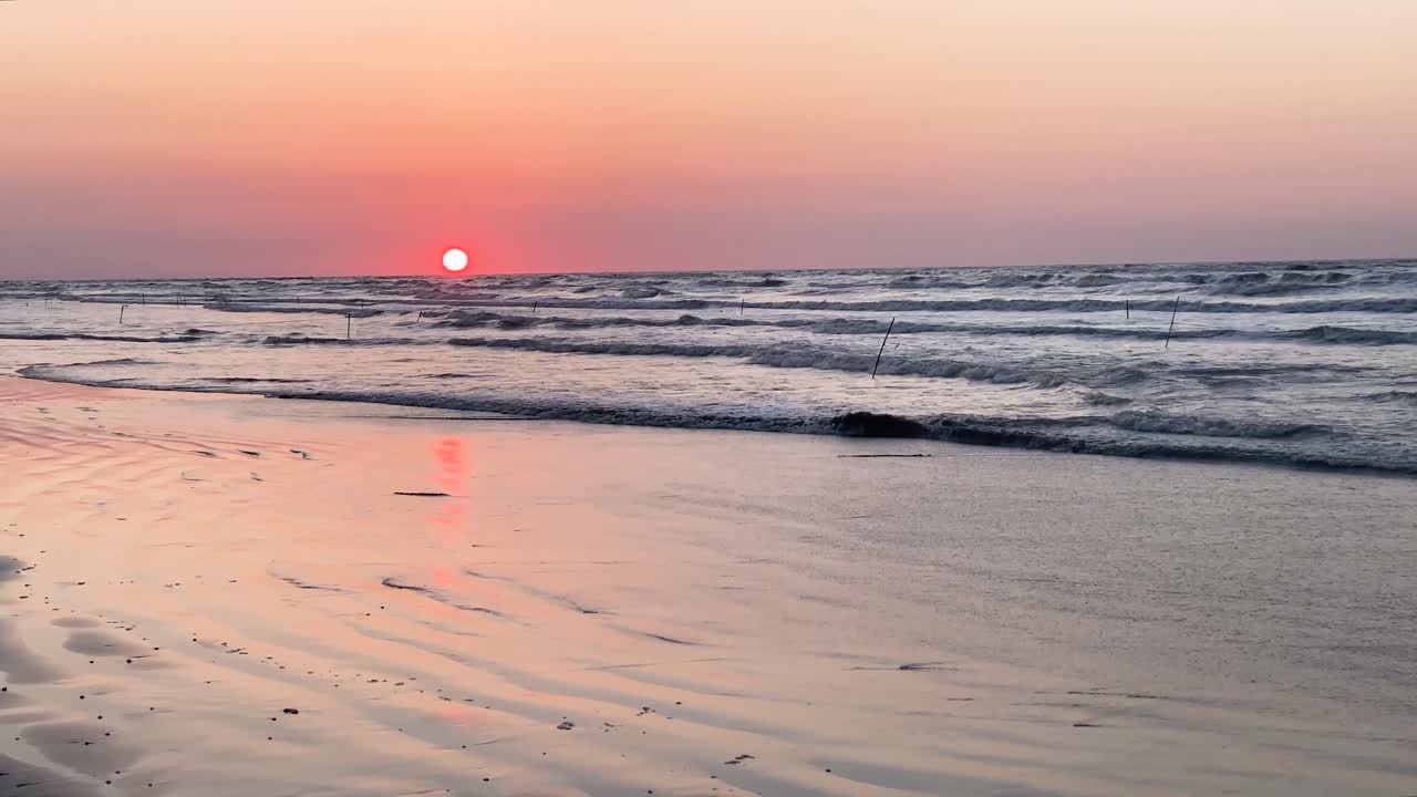 바다의 아름다운 일몰 얕은 물 parisa bajelan 대서양의 오렌지 레드 경치 좋은 일몰의 사진 작가 혼자 럭셔리 결혼식 따뜻한 다채로운 풍경 야외 활동 여행을 휴식