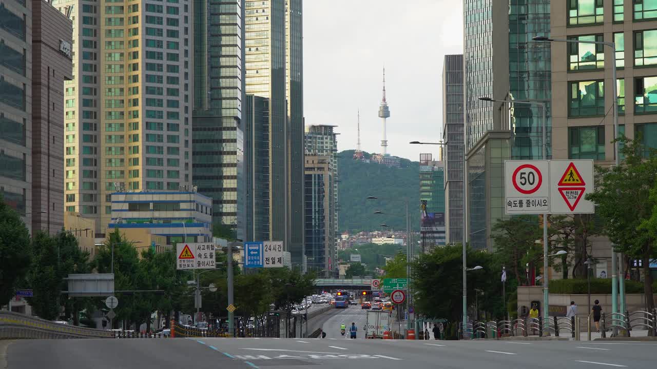 vista panorámica lejana entre los edificios de la torre n de seúl en la montaña namsan desde el centro de la ciudad de seúl en corea del sur