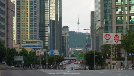 한국 서울 시내에서 남산에 있는 n 서울 타워 건물 사이의 경치 좋은 먼 전망