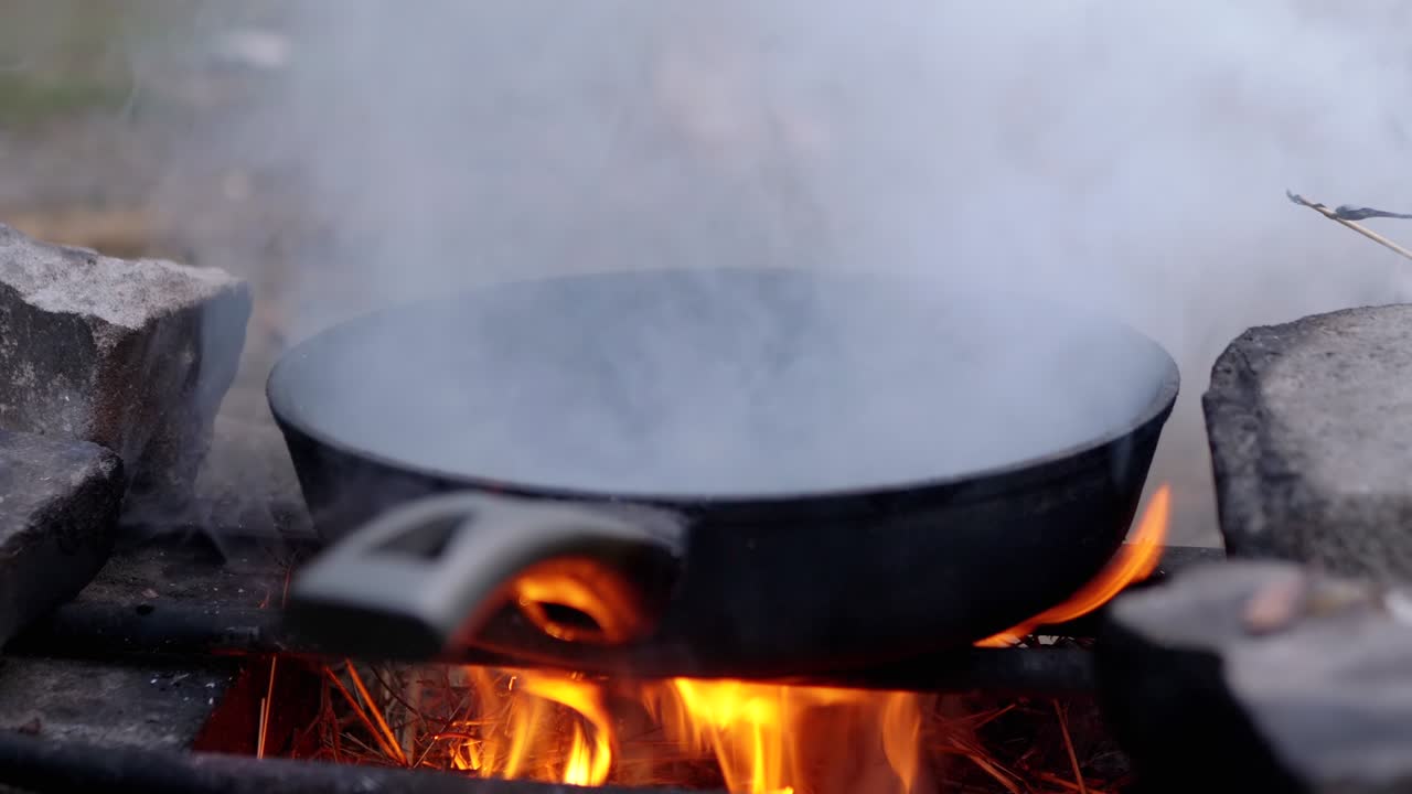 숲 속 의 불타는 불꽃 에서 증기 를 는 비