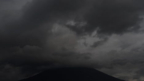tormenta de rayos sobre el volcán agua en guatemala - timelapse