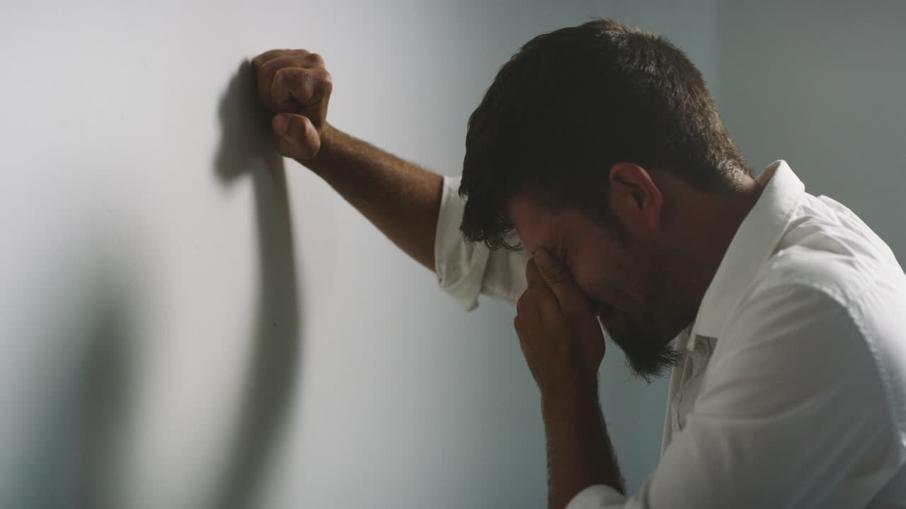 스트레스 를 받은 회사 사무실 직원 이 지쳐 있다