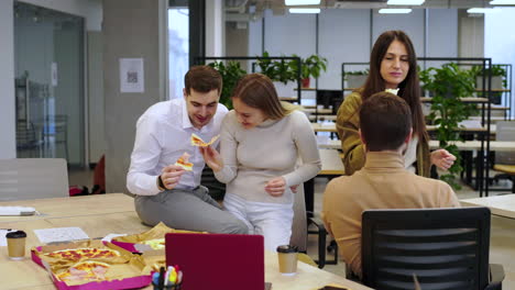 Coworkers-eating-in-the-break