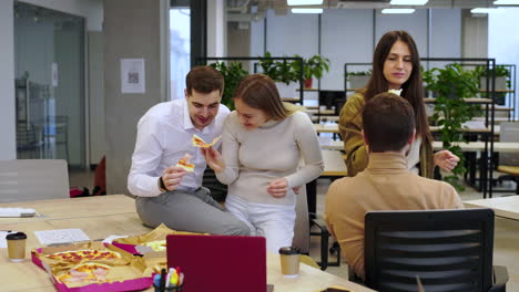 compañeros de trabajo comiendo en el descanso