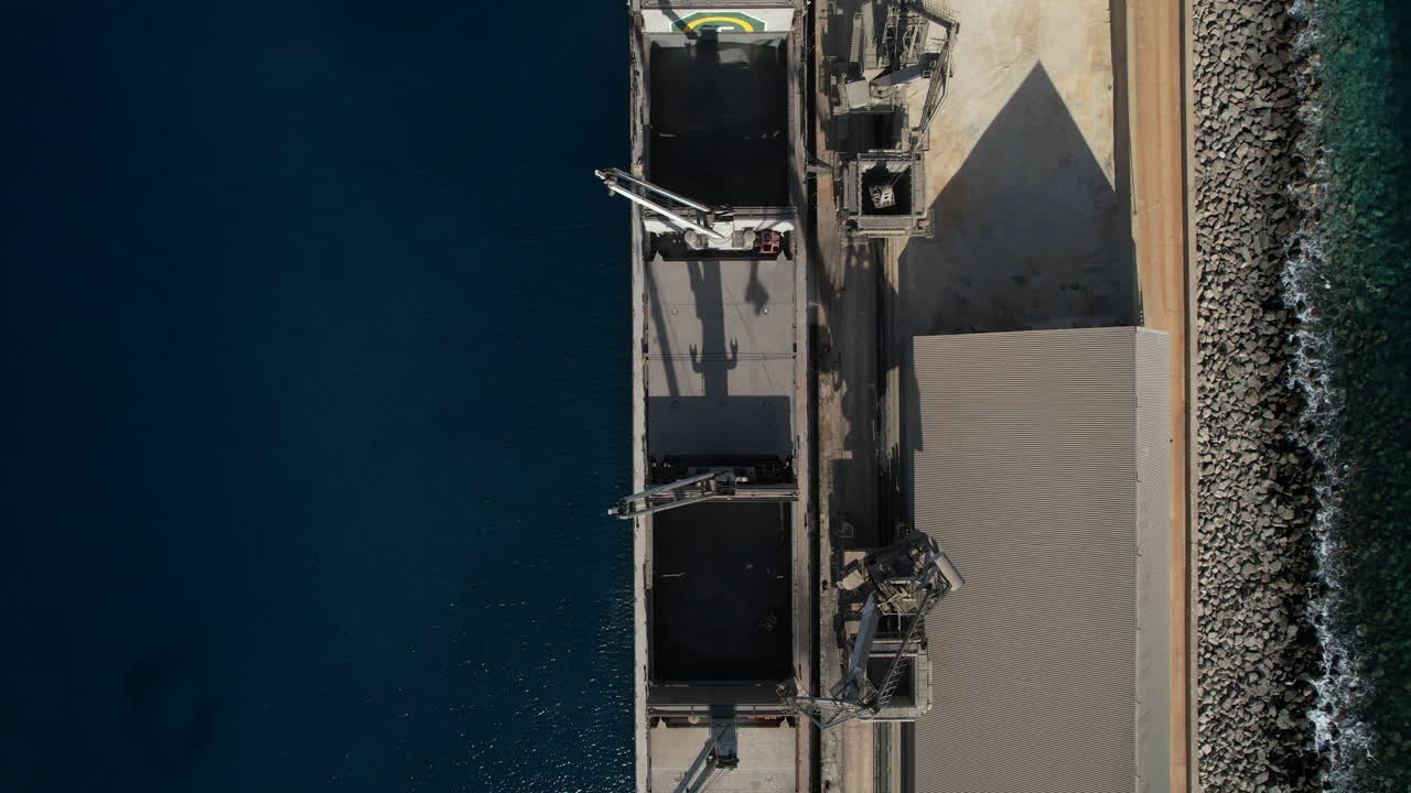 toma aérea desde arriba de uno de los barcos que transportan cemento desde la fábrica de arquineguin en la isla de gran canaria, españa