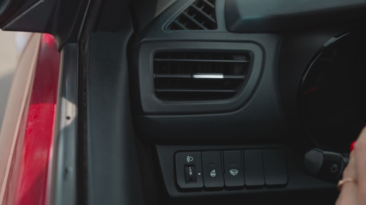 la mujer ajusta el aire acondicionado para estabilizar la temperatura.