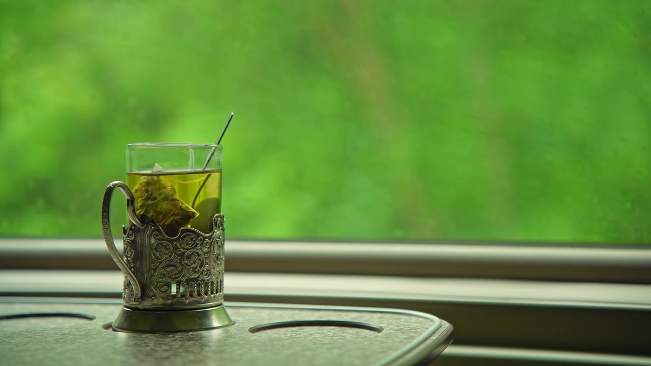 Tè caldo in un portabicchieri vintage su un treno in movimento