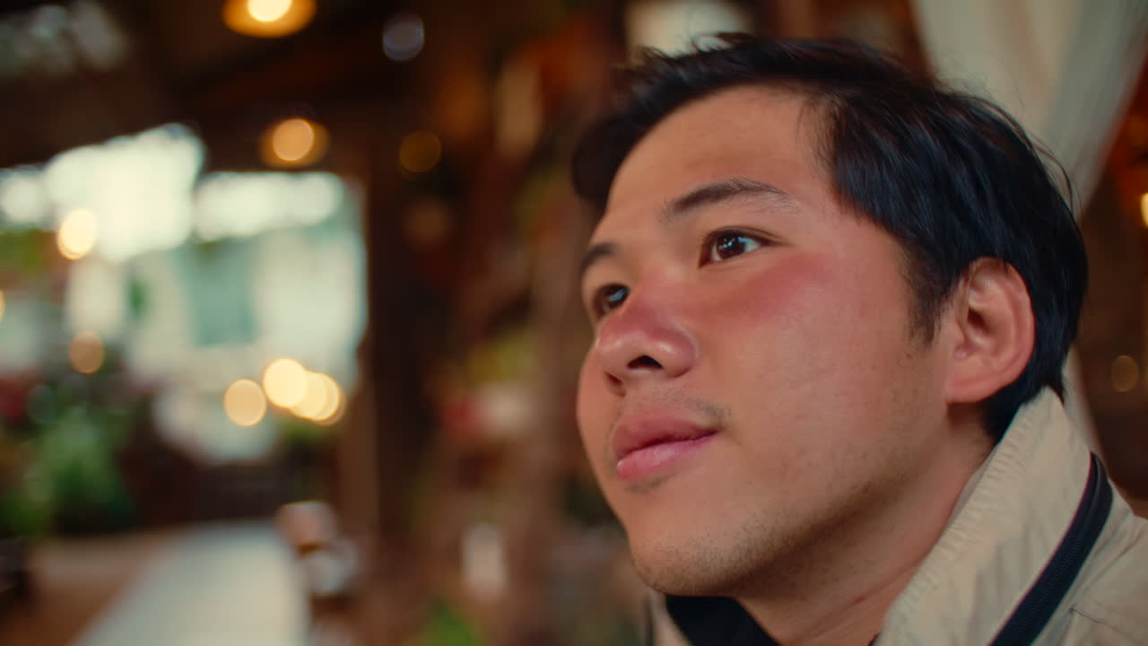 카페에 있는 남자