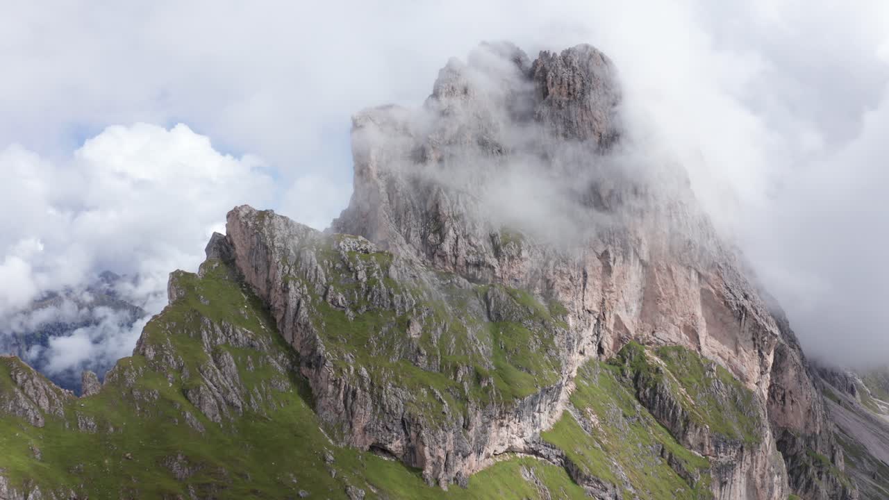 pico de montaña nublado en dolomitas italianas, empuje en vista aérea
