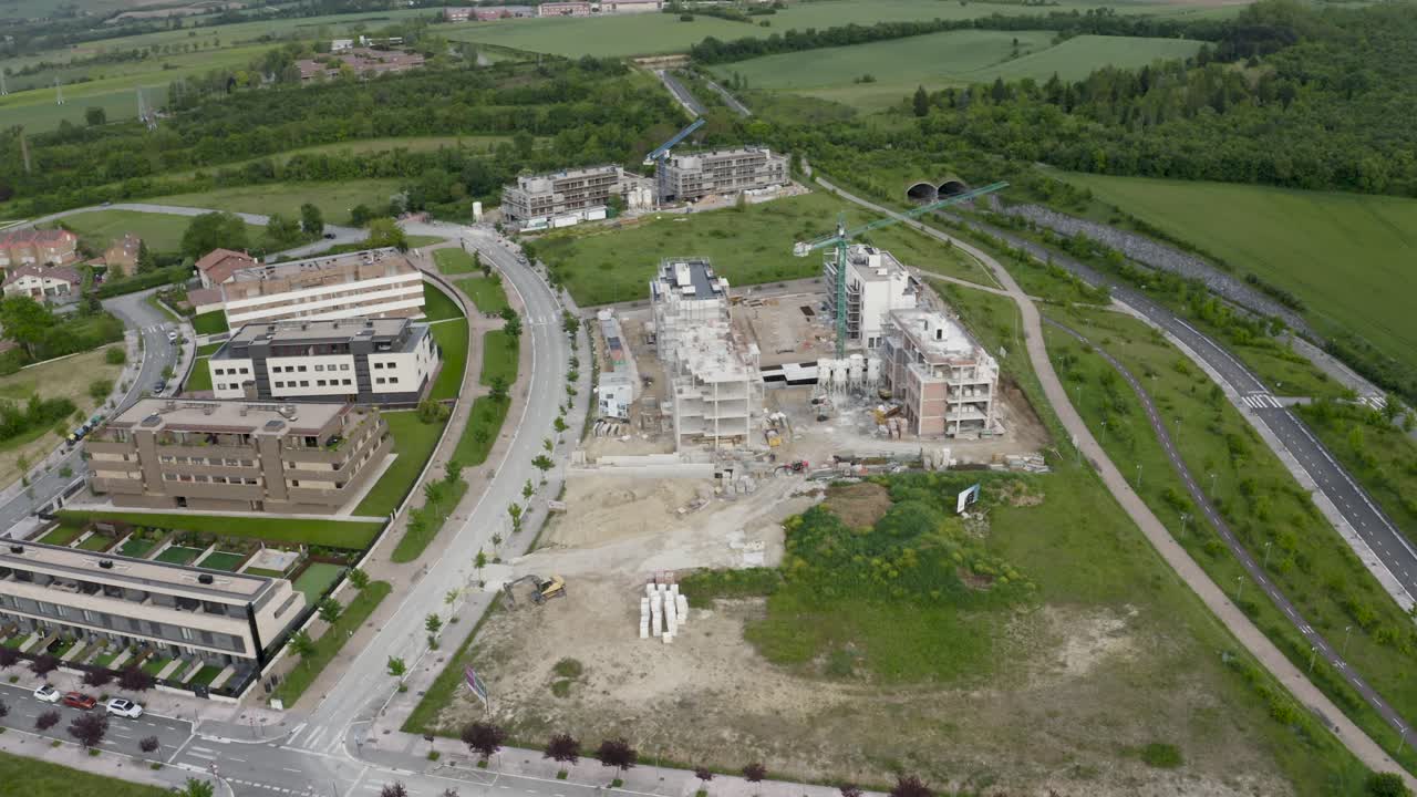 gran sitio de construcción con nuevas viviendas en construcción en las afueras de una ciudad