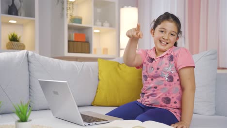 la niña que mira a la cámara dice que eres increíble.