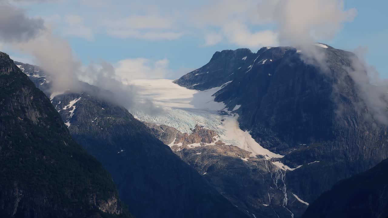 el glaciar kjenndalsbreen es una naturaleza hermosa, un paisaje natural de noruega.