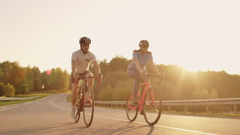 Kamerafahrt-Einer-Gruppe-Radfahrer-Auf-Einer-Landstraße.-Vollständig-Zur-Kommerziellen-Nutzung-Freigegeben.