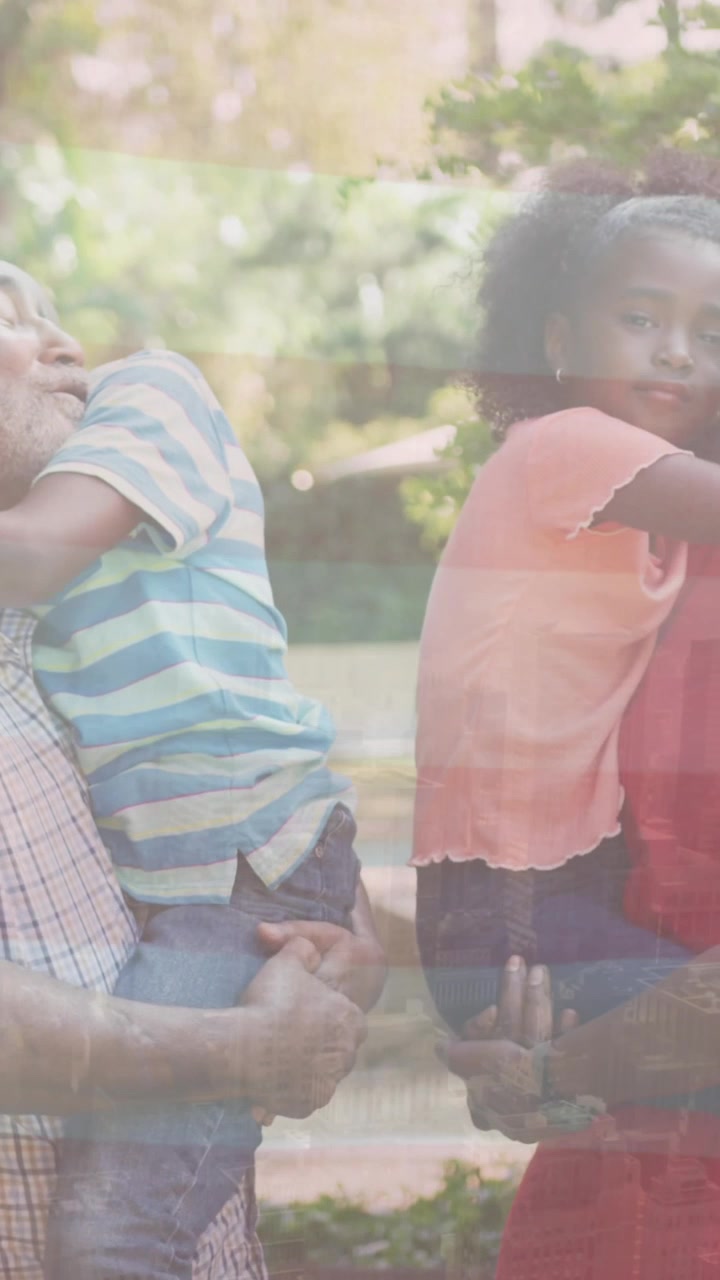 Animazione della bandiera degli Stati Uniti su una famiglia afroamericana che si abbraccia