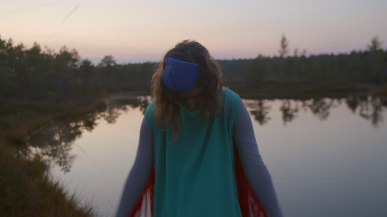 el chamán imita el vuelo en la naturaleza