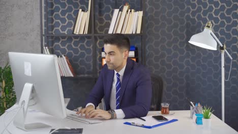 Office-worker-businessman-works-at-computer-and-is-angry.