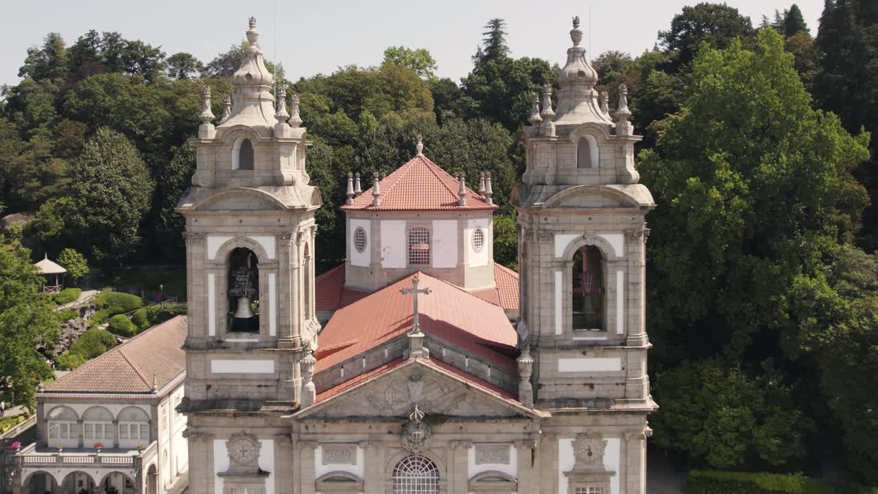 cerca de los campanarios de la iglesia, santuario de bom jesus do monte, braga