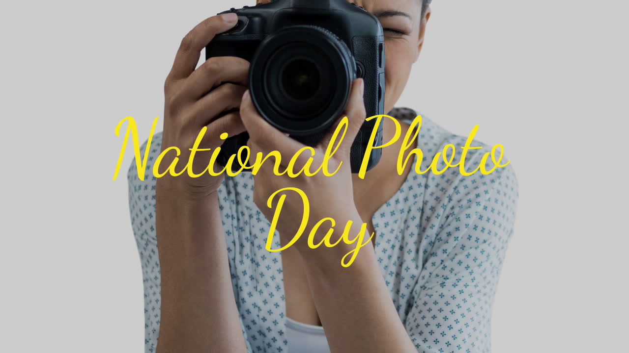 카메라를 들고 있는 백인 여성의 애니메이션 국가 사진의 날 텍스트