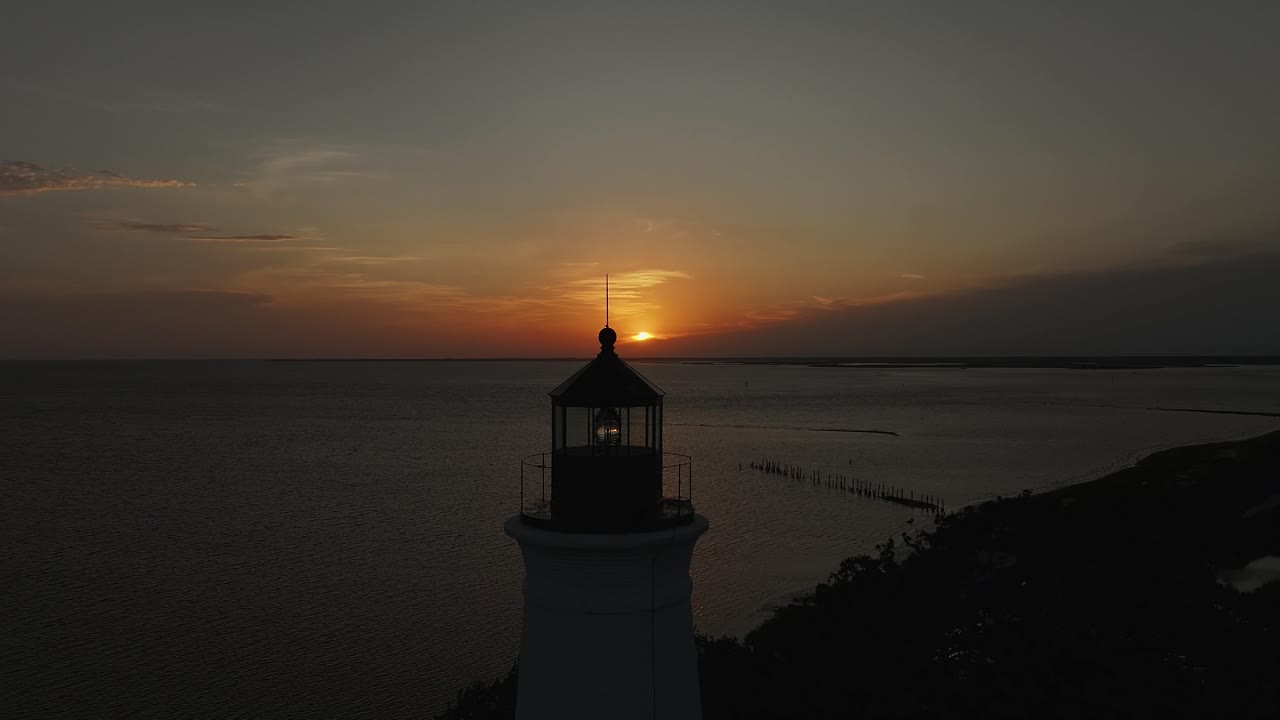 세인트 마크의 등대 근처에서 해가 지는 모습