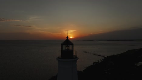 Vista-Aérea-Del-Atardecer-Cerca-Del-Faro-De-San-Marcos